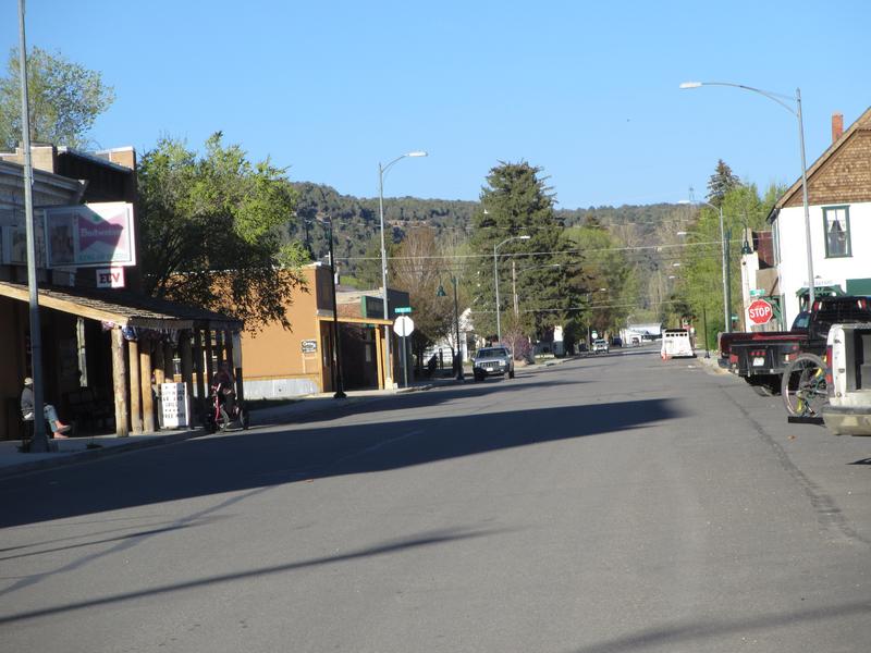 Hollywood Bar on left.