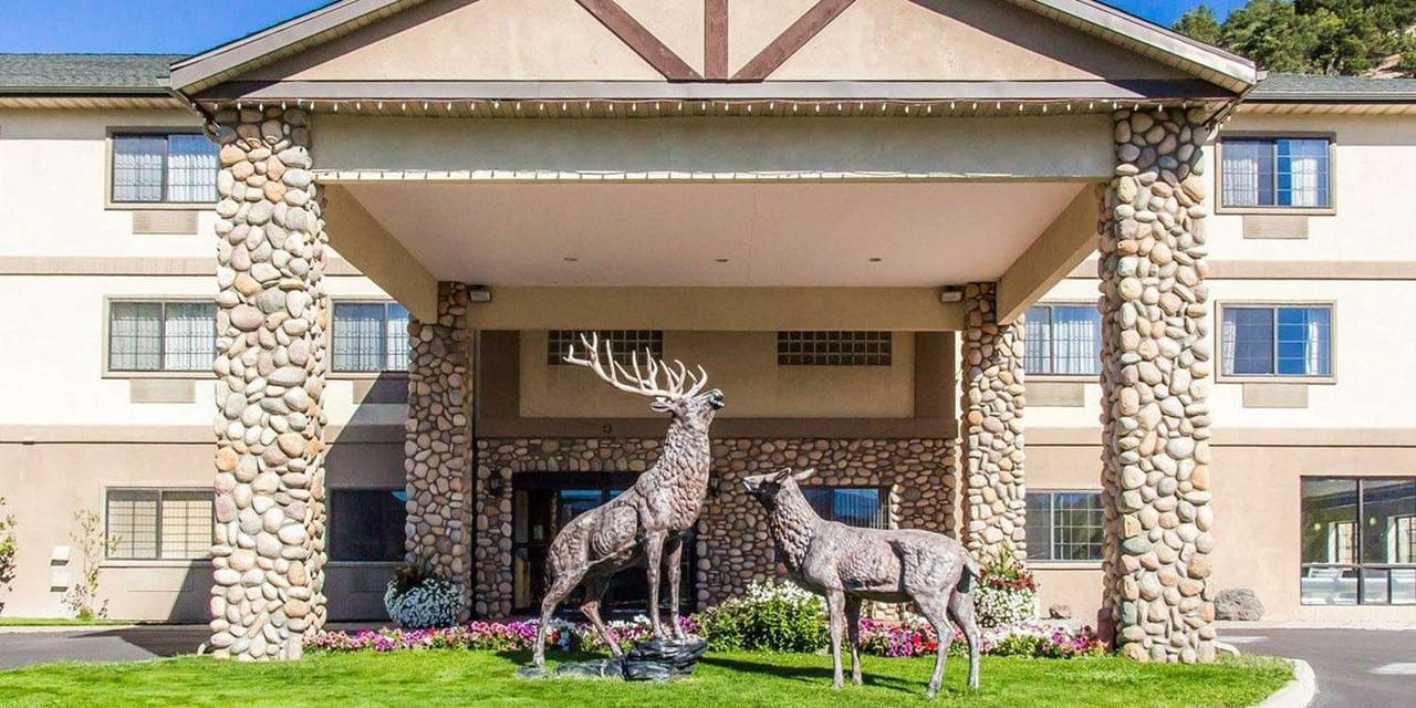 Best Hotels Eagle CO Quality Inn Entrance Elk Statue