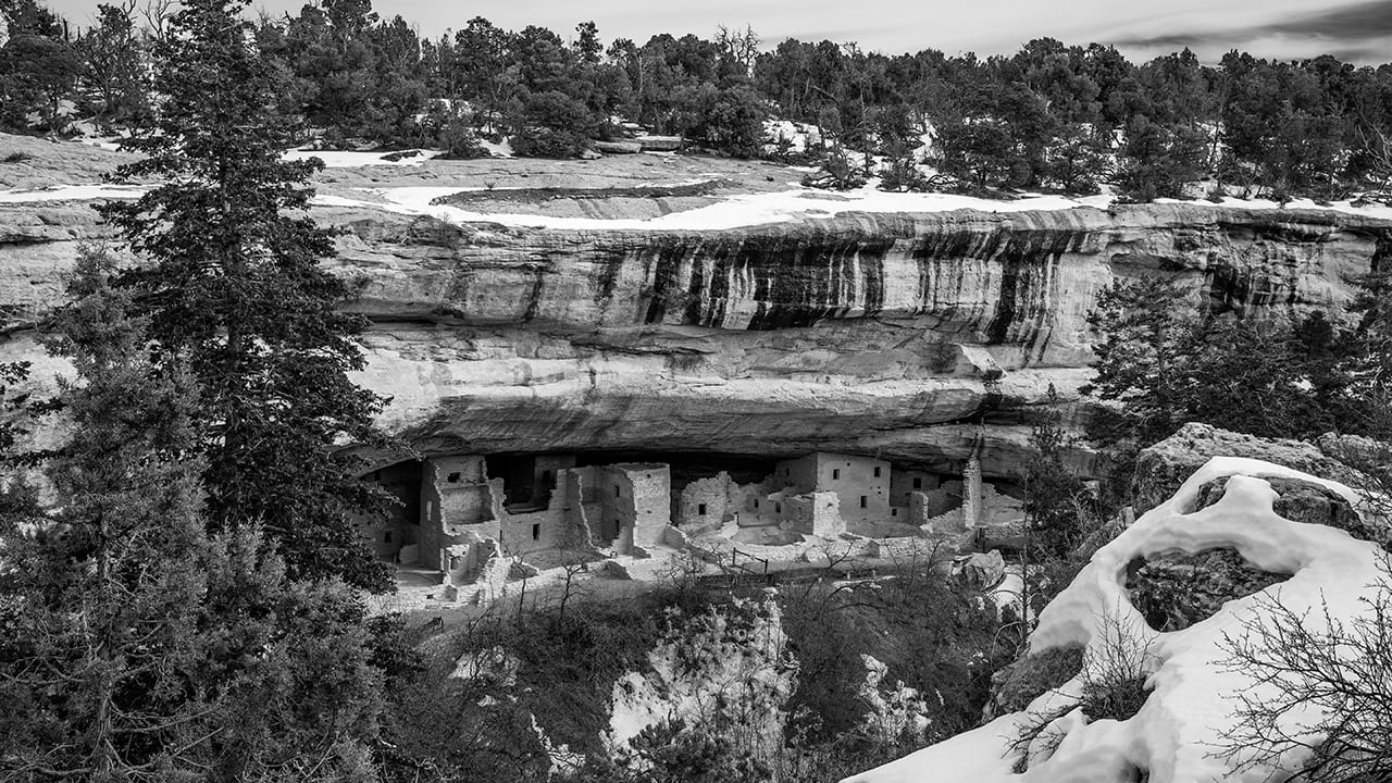 Monokrom Rumah Pohon Cemara Musim Dingin Mesa Verde