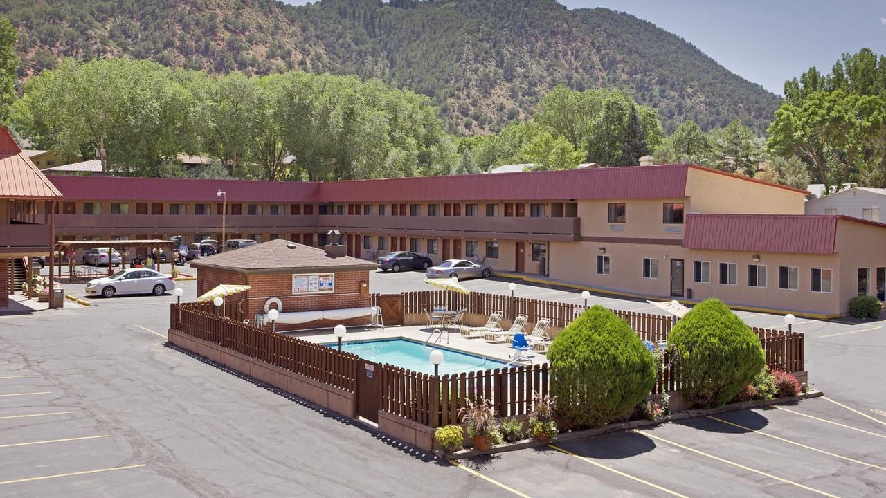 Glenwood Springs Cedar Lodge