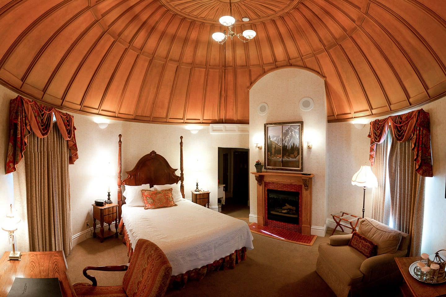 Cliff House at Pikes Peak Circular Bedroom