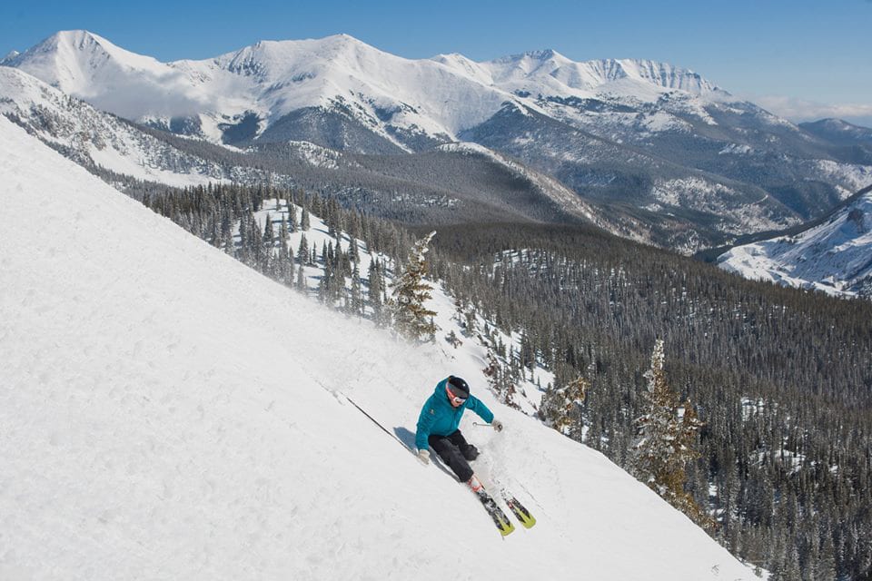 Resor Ski Gunung Monarch Pemain Ski Turun Bukit