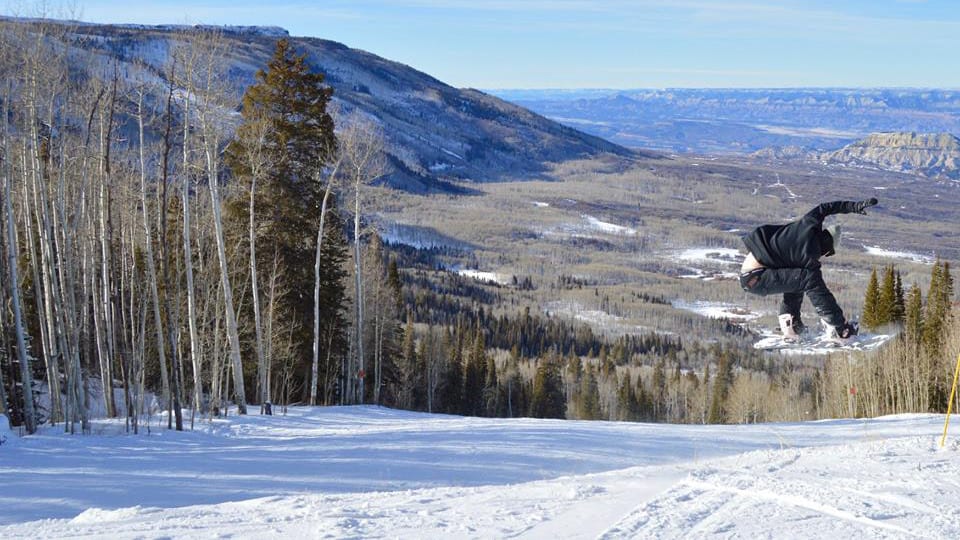 Resor Ski Powderhorn Grand Mesa Snowboarder Jump