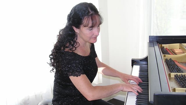 Stacey Rose Plays Piano