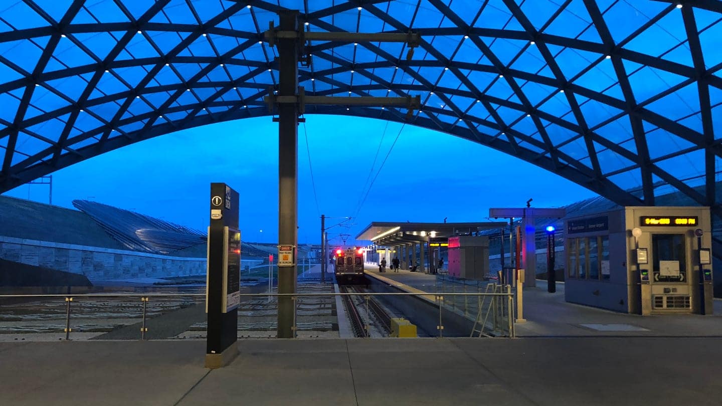 Nuit de la gare de l'aéroport de Denver