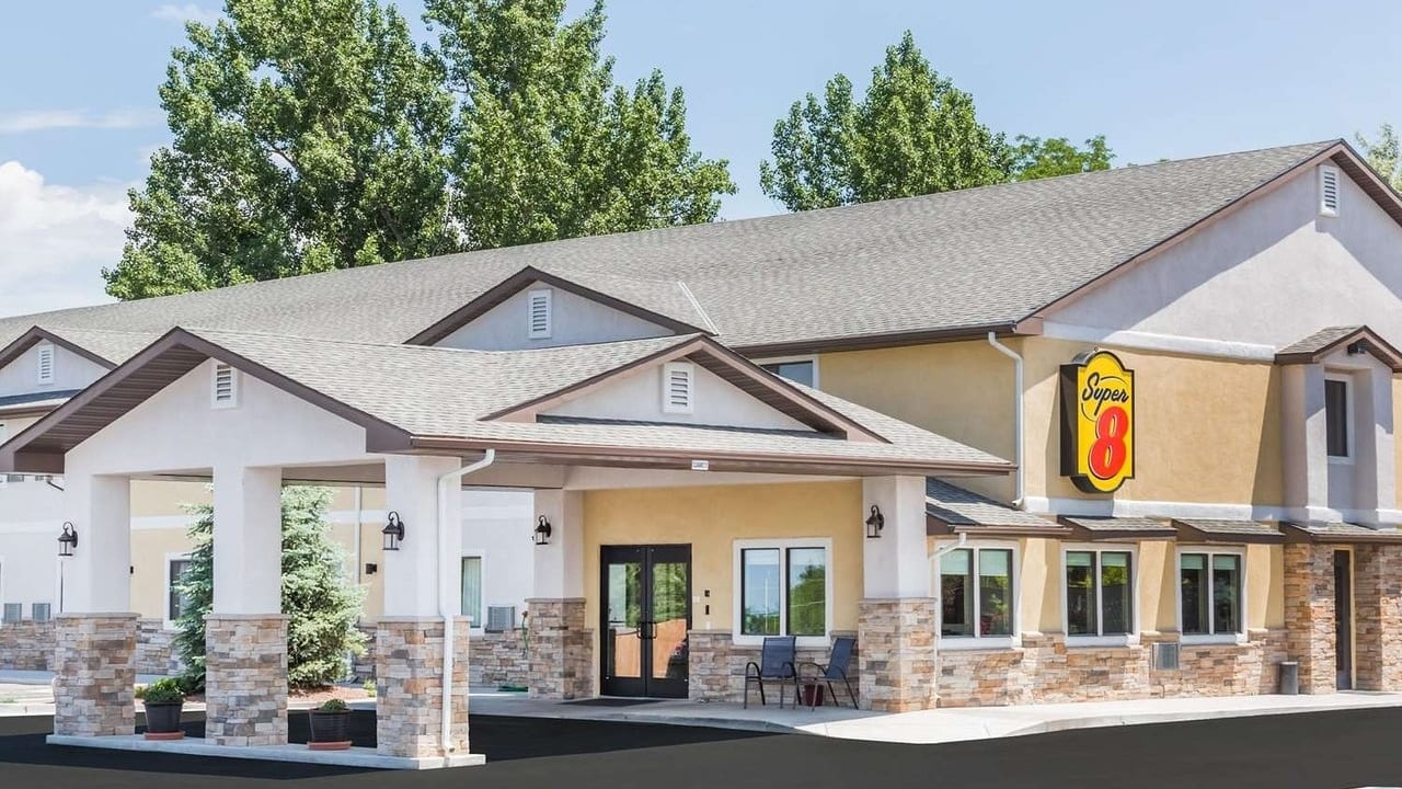 Super 8 by Wyndham Montrose