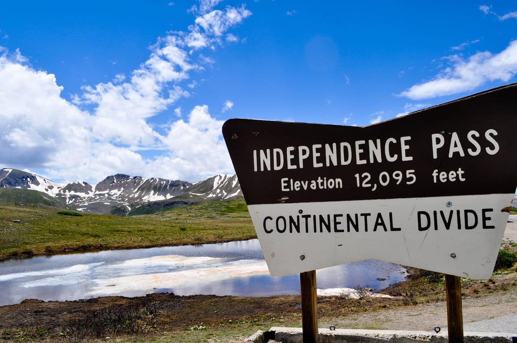 gambar Independence Pass di bulan Juli