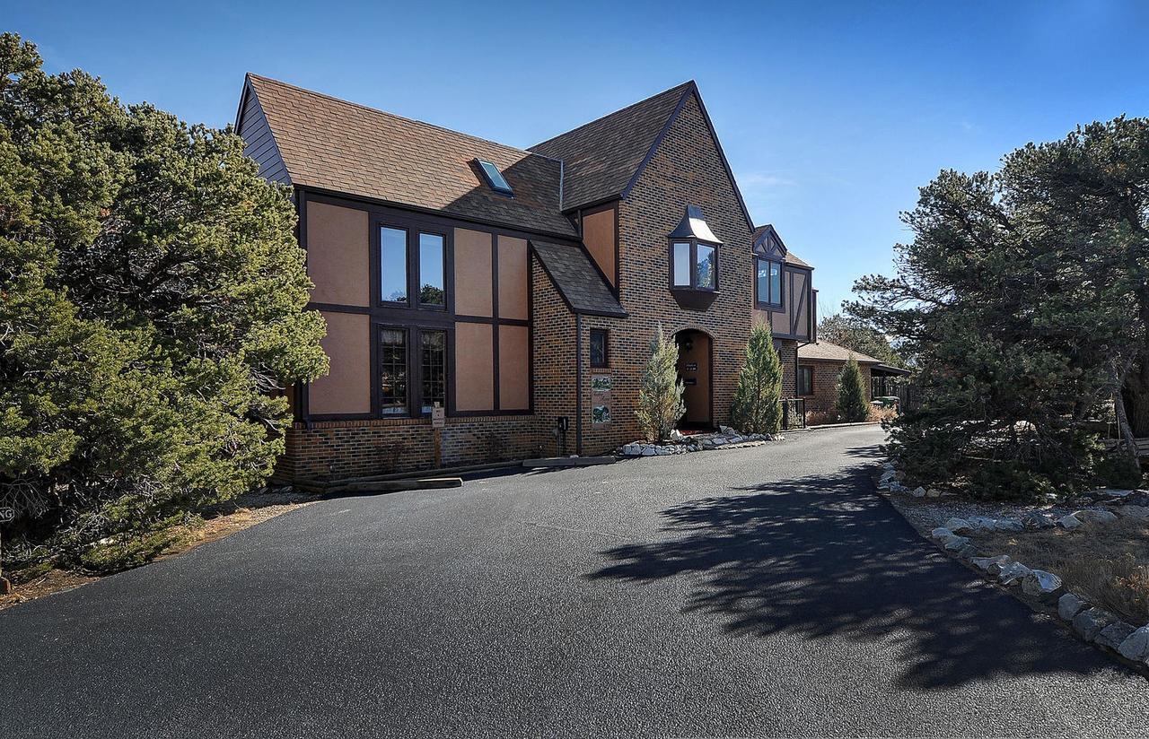 Tudor Rose Bed & Breakfast and Chalets, CO