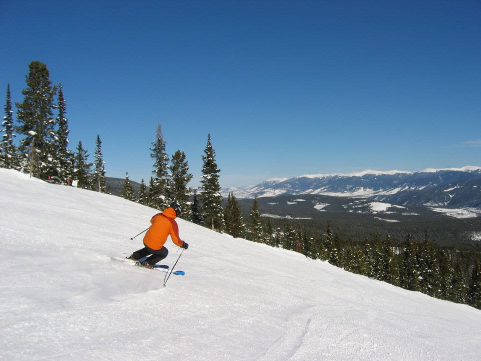 gambar pemain ski di resor ski breckenridge