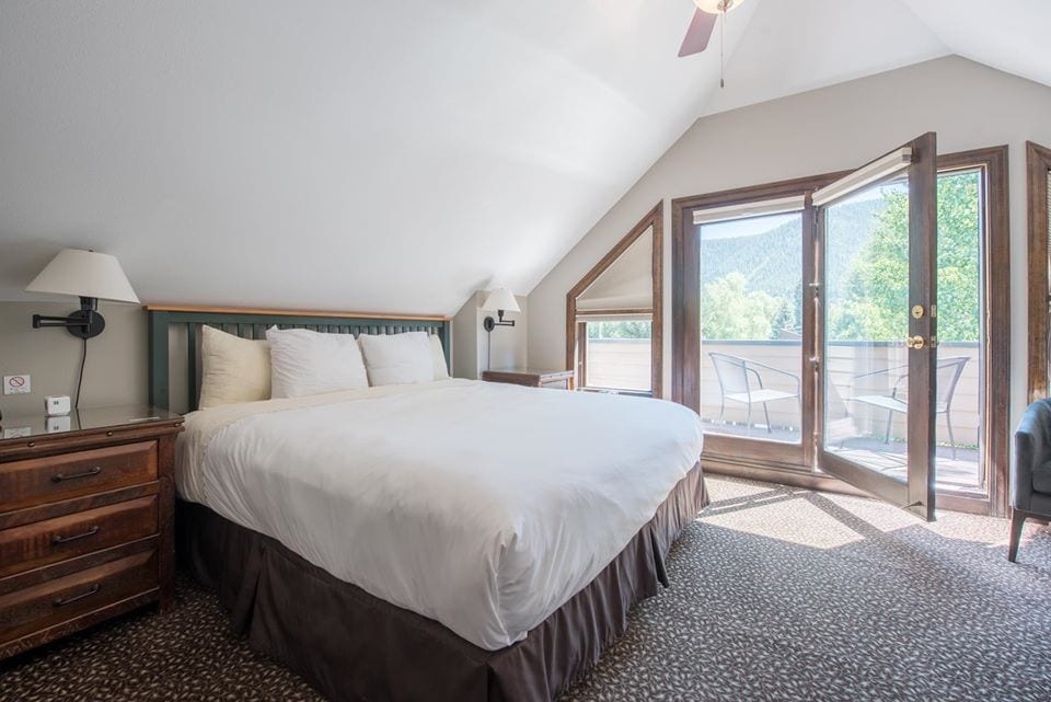 room at the elk mountain lodge