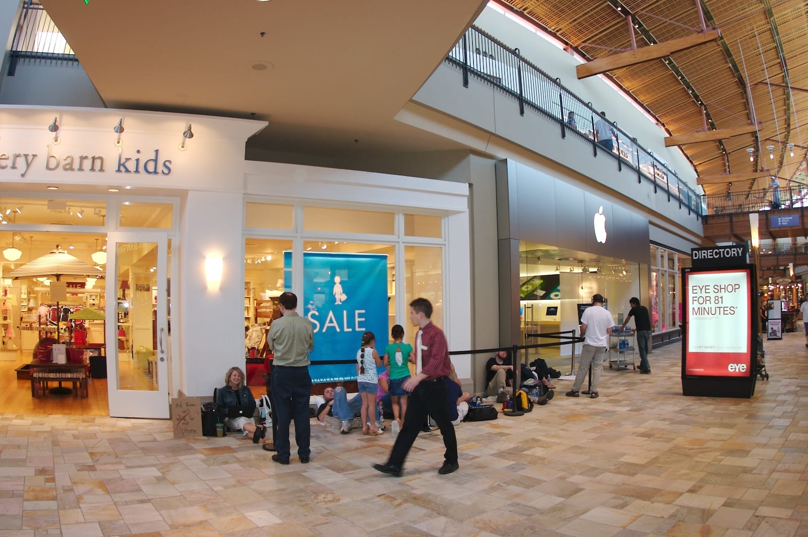 iPhone line at Flatiron Crossing Mall in Broomfield, Colorado