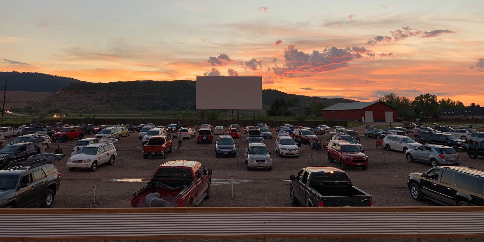 Gambar matahari terbenam di Holiday Twin Drive-In di Fort Collins, Colorado