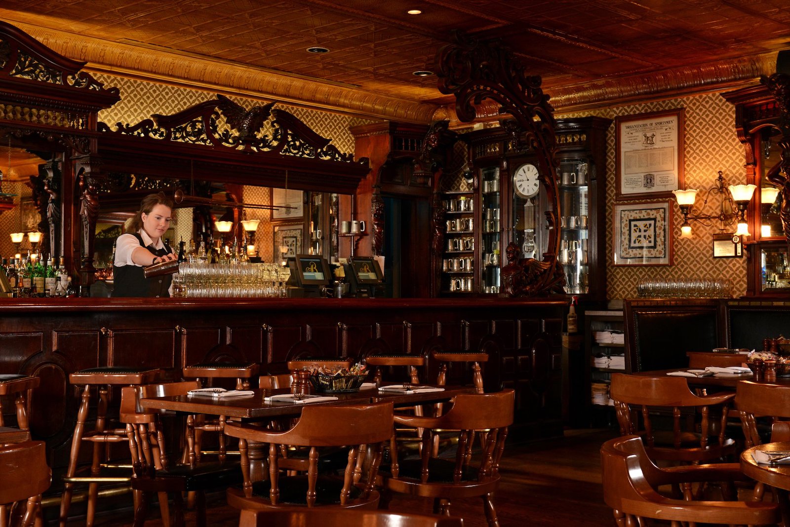 Image of the interior of Golden Bee in The Broadmoor in Colorado Springs