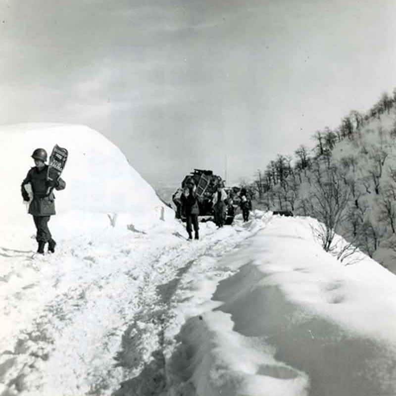 Prajurit Divisi Gunung ke-10 dengan Sepatu Salju WW2 Italia Sekitar tahun 1945