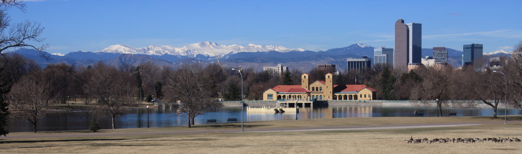 Denver CO Skyline Front Range Mountains dari Taman Kota