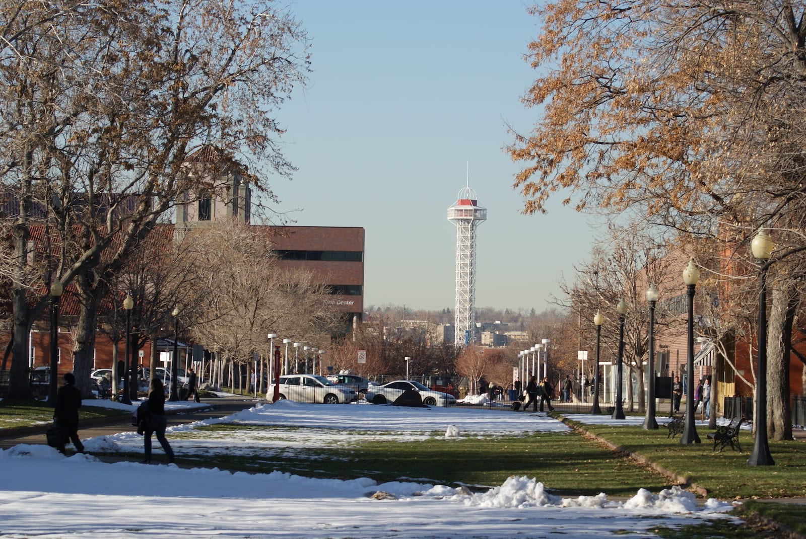 Mahasiswa Auraria Campus Denver CO Berjalan di Salju