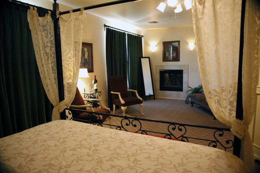 image of champagne suite at two rivers winery