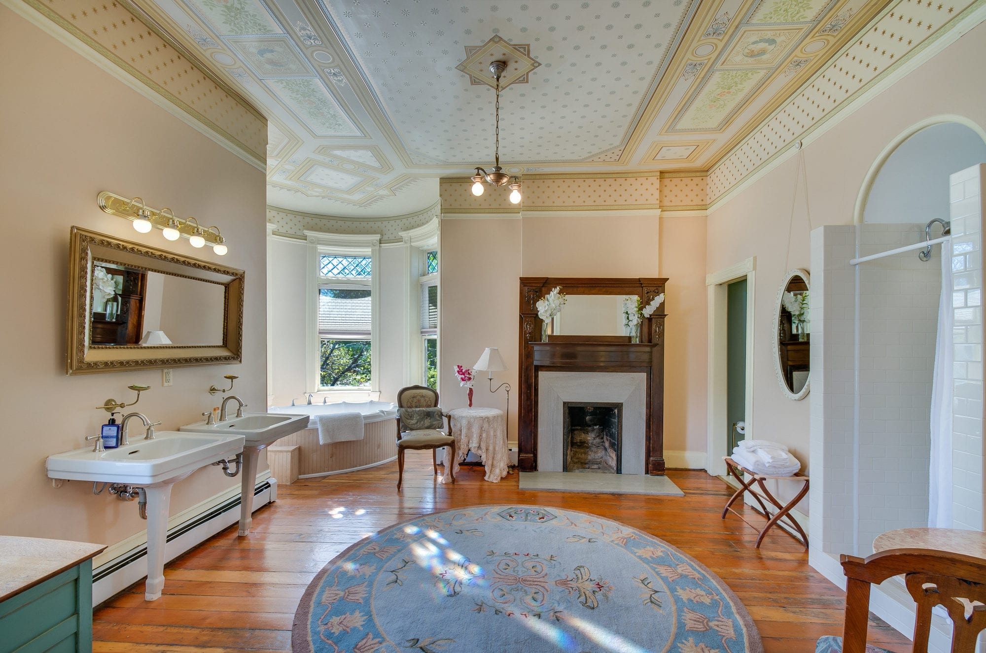 image of honeymoon suite at lumber baron inn denver