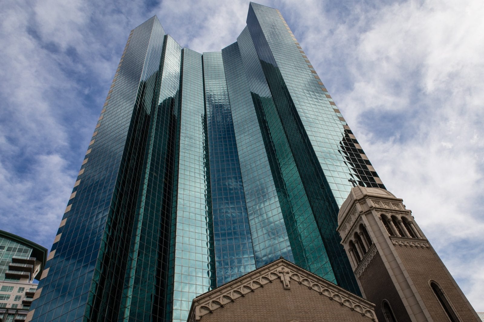 Gambar gedung broadway tahun 1999 di belakang gereja hantu suci di denver, colorado