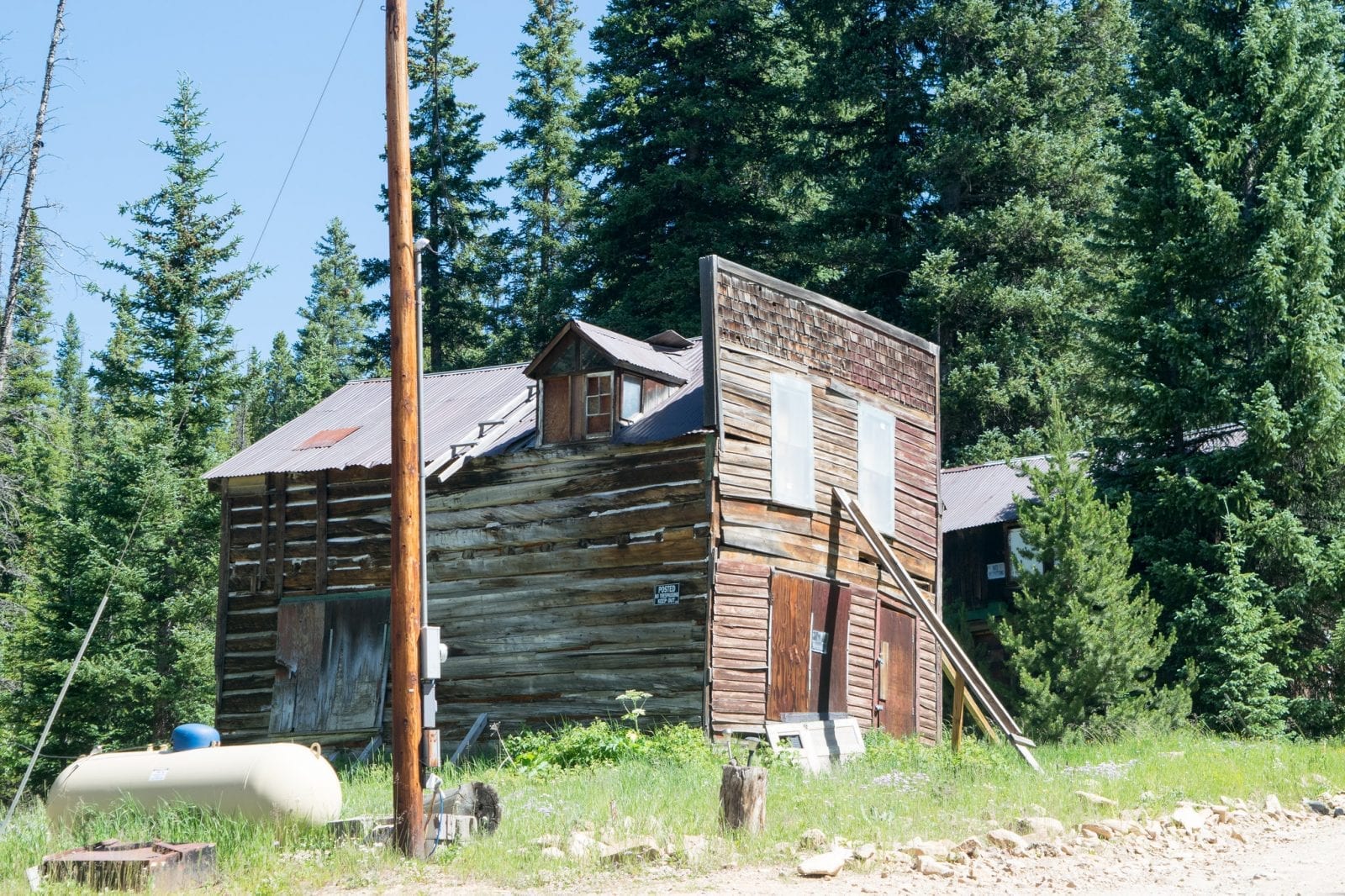 Image of an abandoned building in Apex colorado