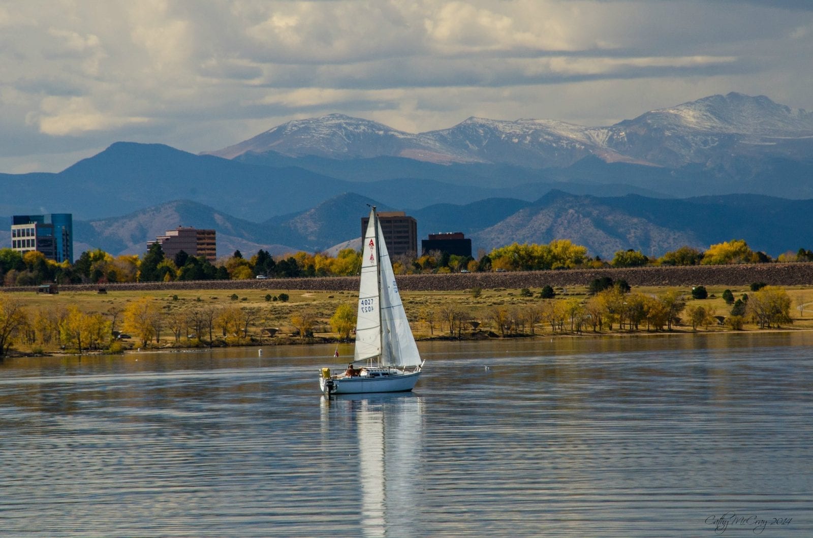 Image of a sailboat on the Cherry Creek Reservoir