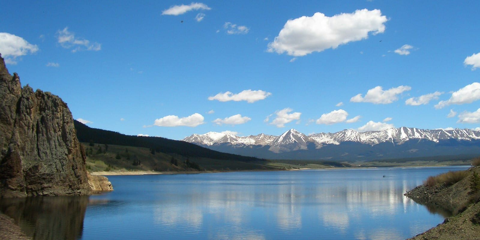 Image of the Taylor River with mountains in the background in Colorado