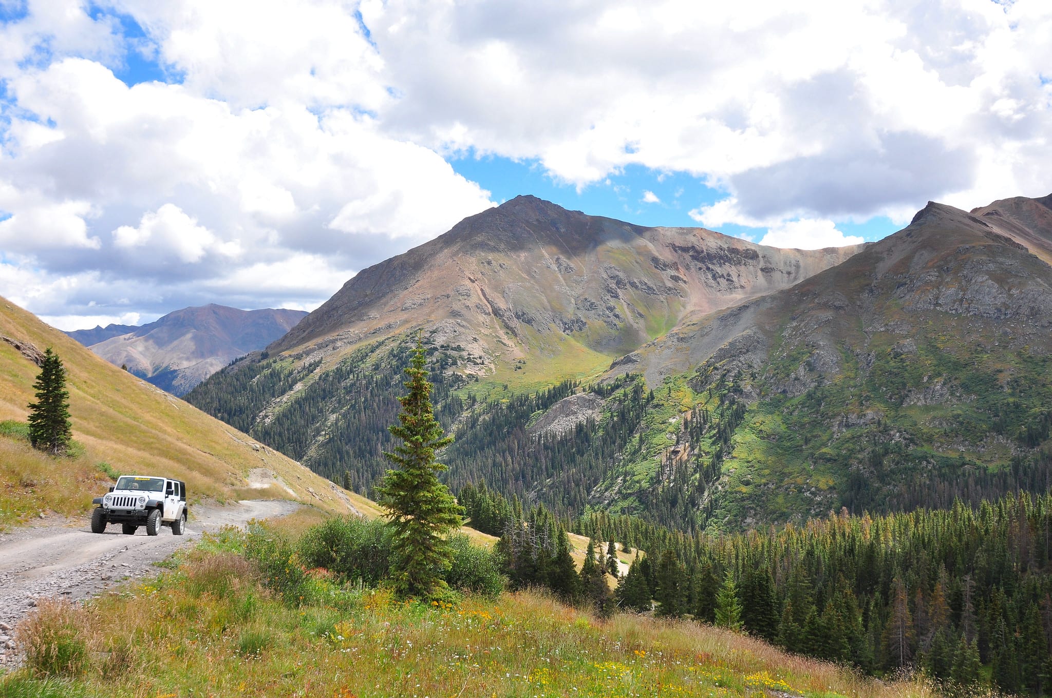 image of jeep on alpine loop