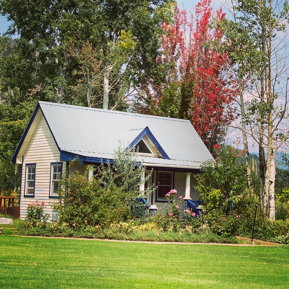 image of cottage at apple orchard inn