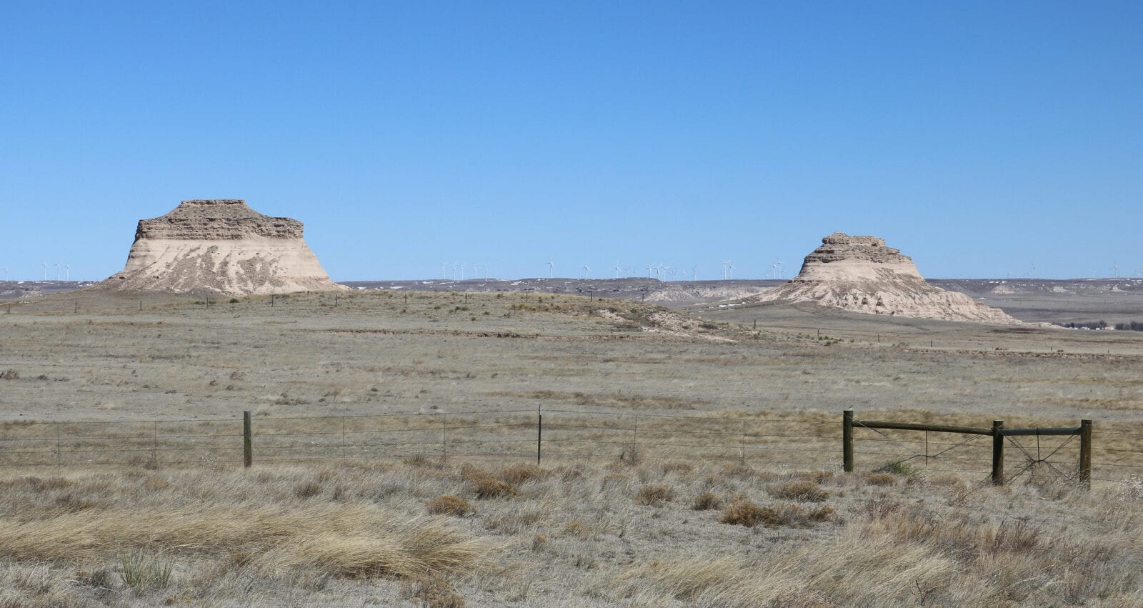 Image of the Pawnee Buttes in Colorado on a clear day