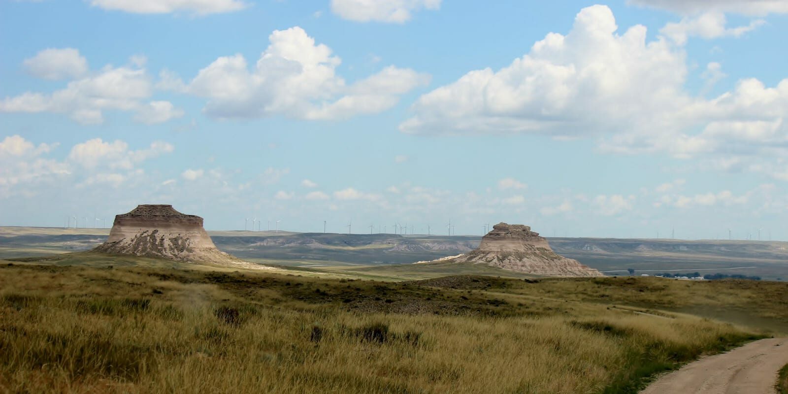 Image of Pawnee Buttes in Colorado on a partially cloudy day