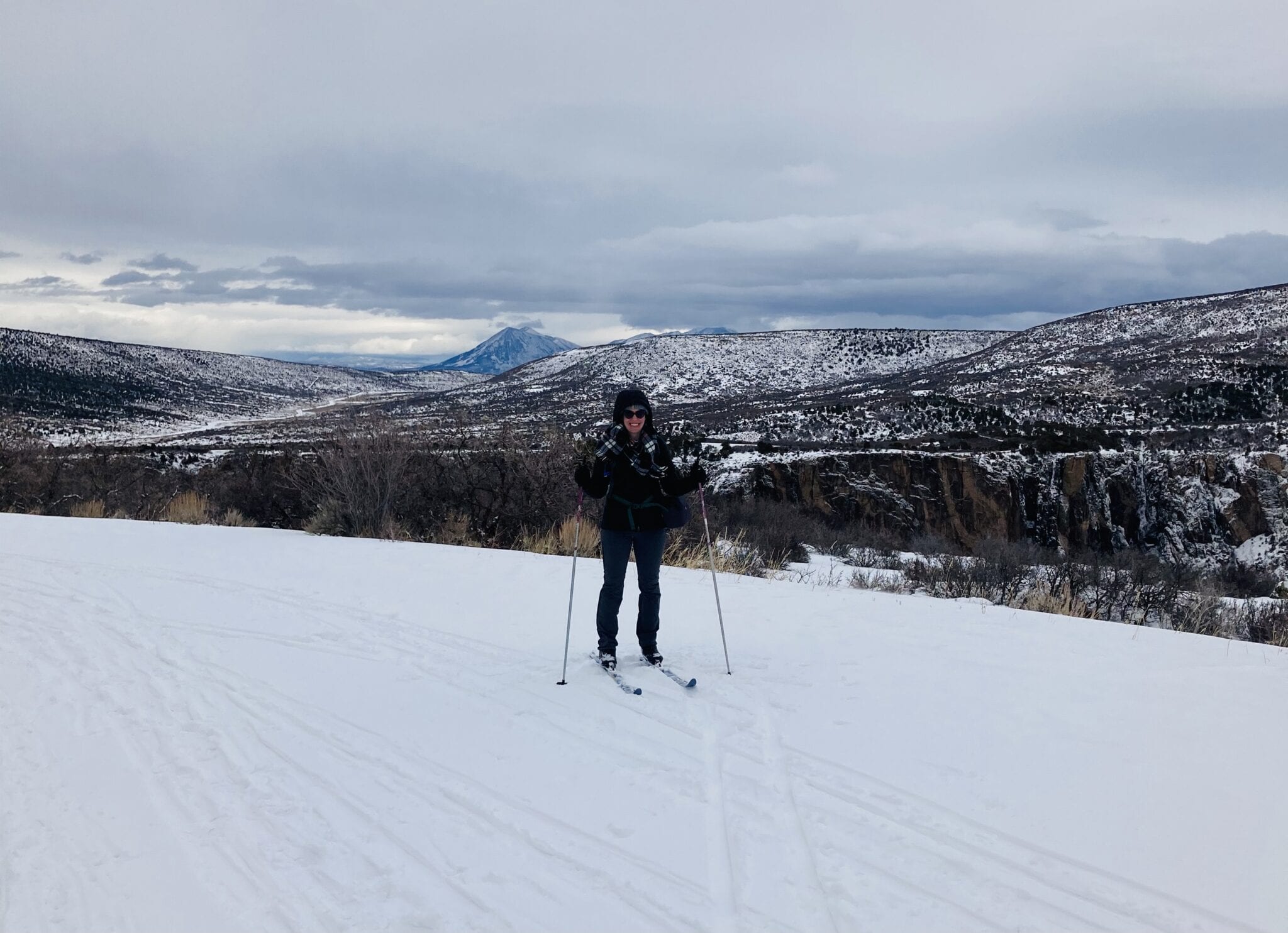 gambar pemain ski nordik di ngarai hitam