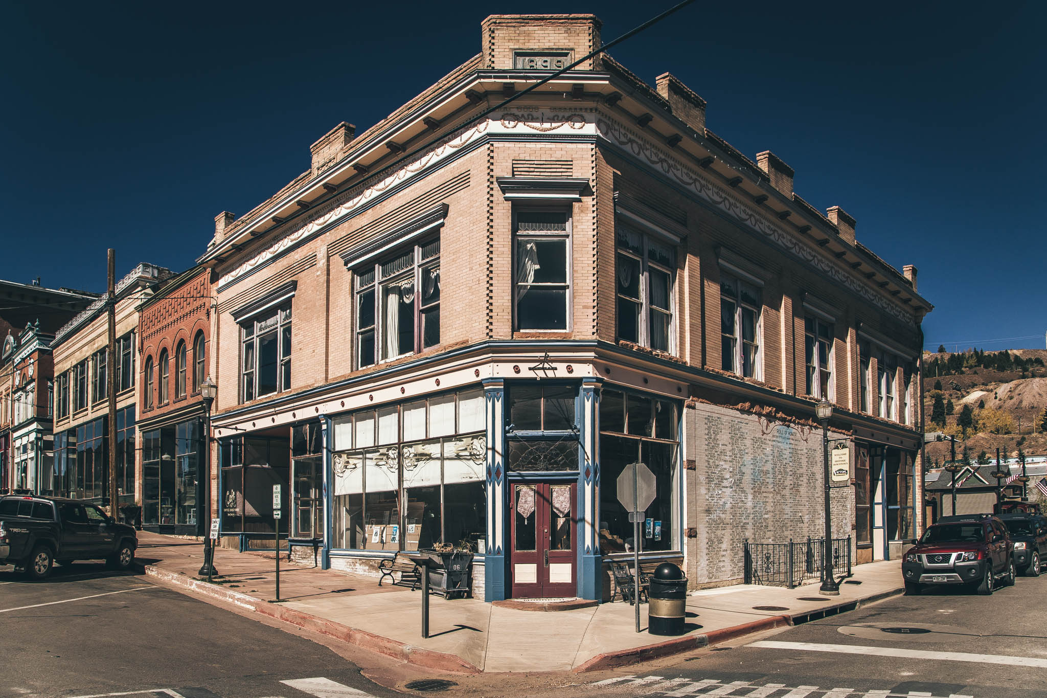 image of black monarch hotel in victor