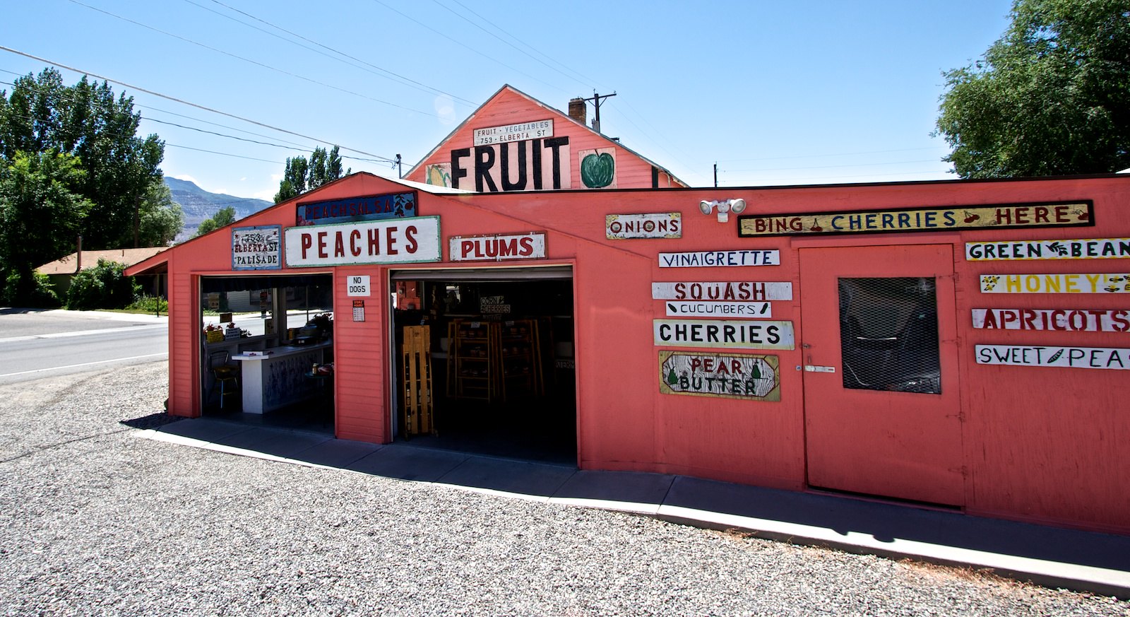 Image of a produce market on the Fruit & Wine Scenic Byway in Palisade, Colorado