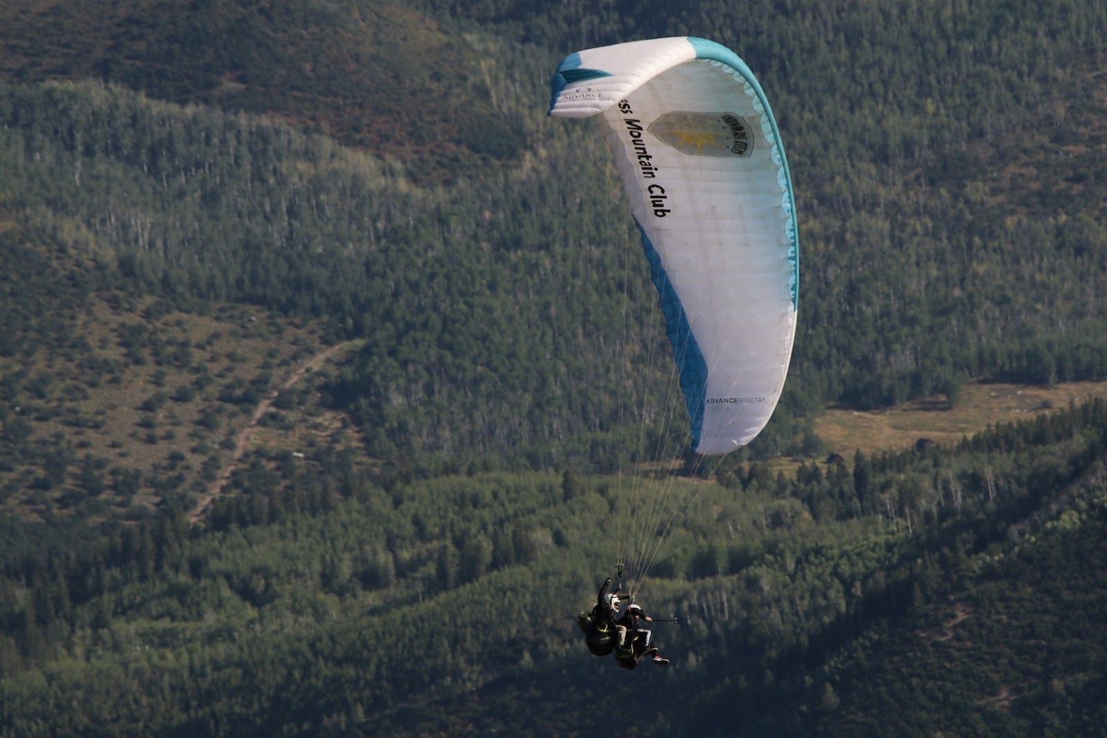 Image of people paragliding in Aspen, Colorado