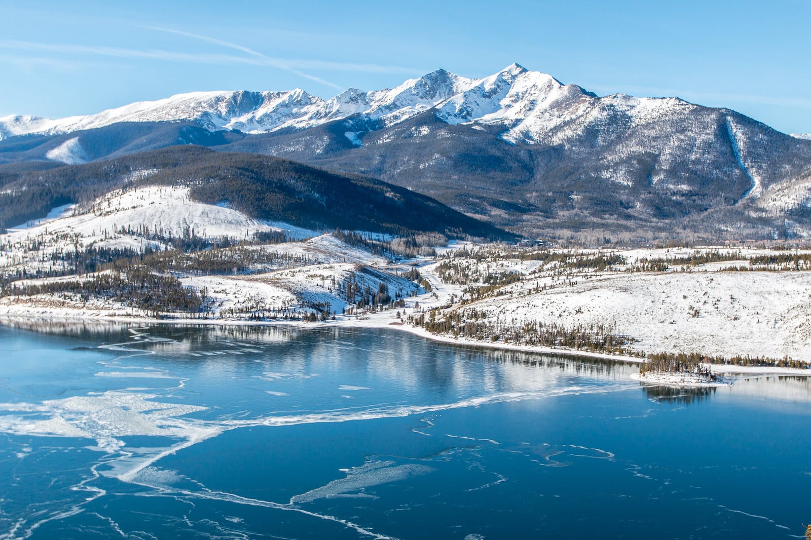 Gambar pegunungan bersalju dan danau beku di Colorado