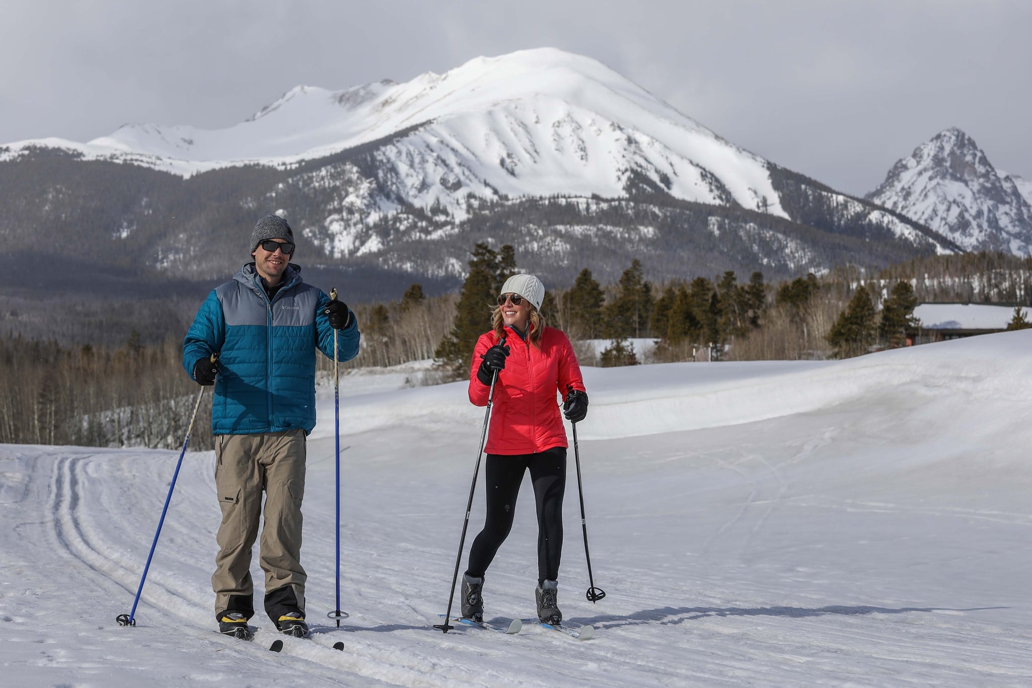 image of people cross country skiing in Silverthorne