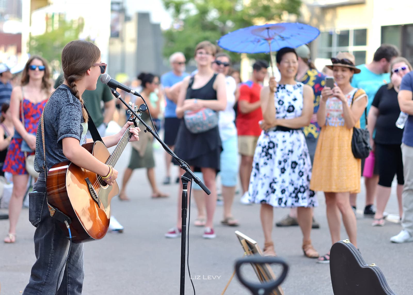 Image of people watching a musician at the Art District on Santa Fe in Denver, Colorado