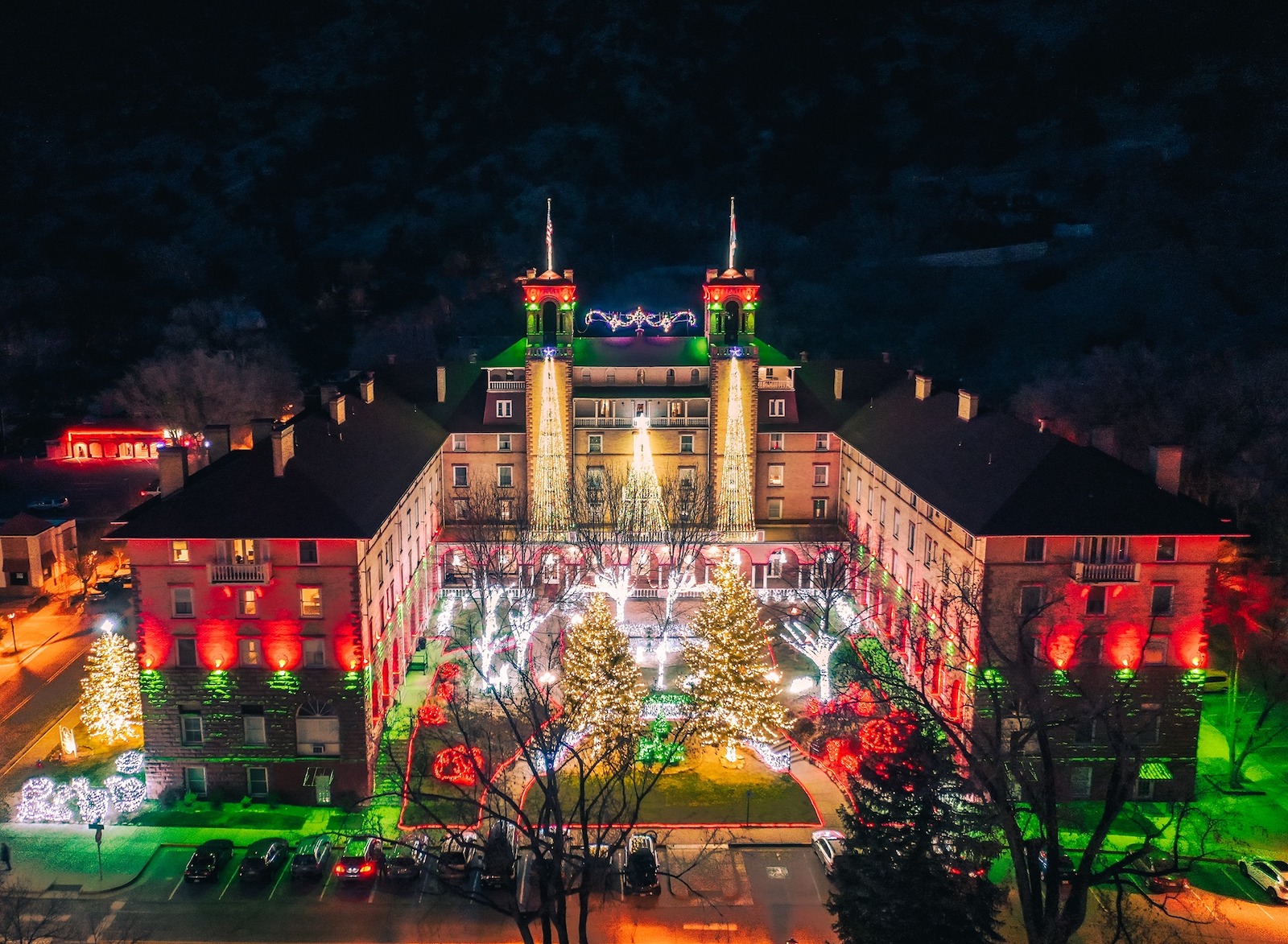 Image of the Hotel Colorado illuminated with holiday lights