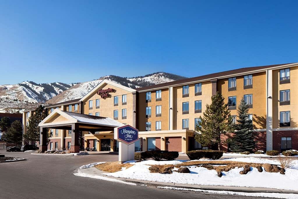 exterior of hampton inn near red rocks