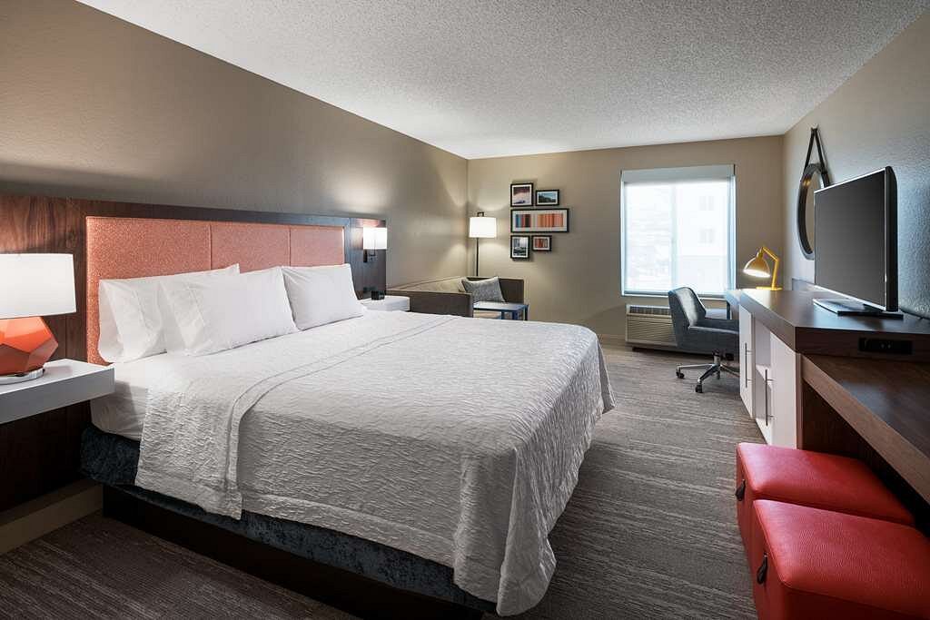 guest room at hampton inn near red rocks