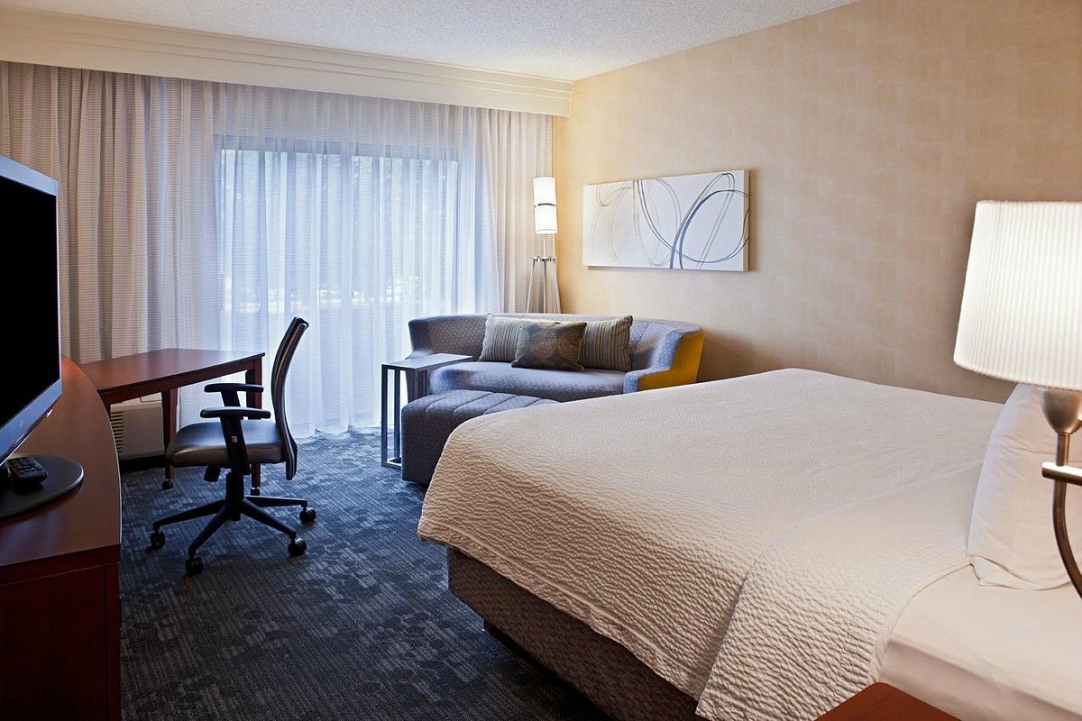 guest room at courtyard by marriott in greenwood village