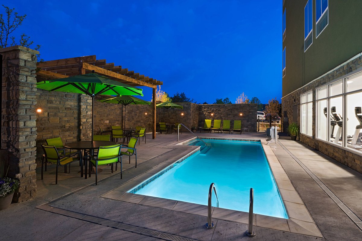 outdoor pool at springhill suites near red rocks