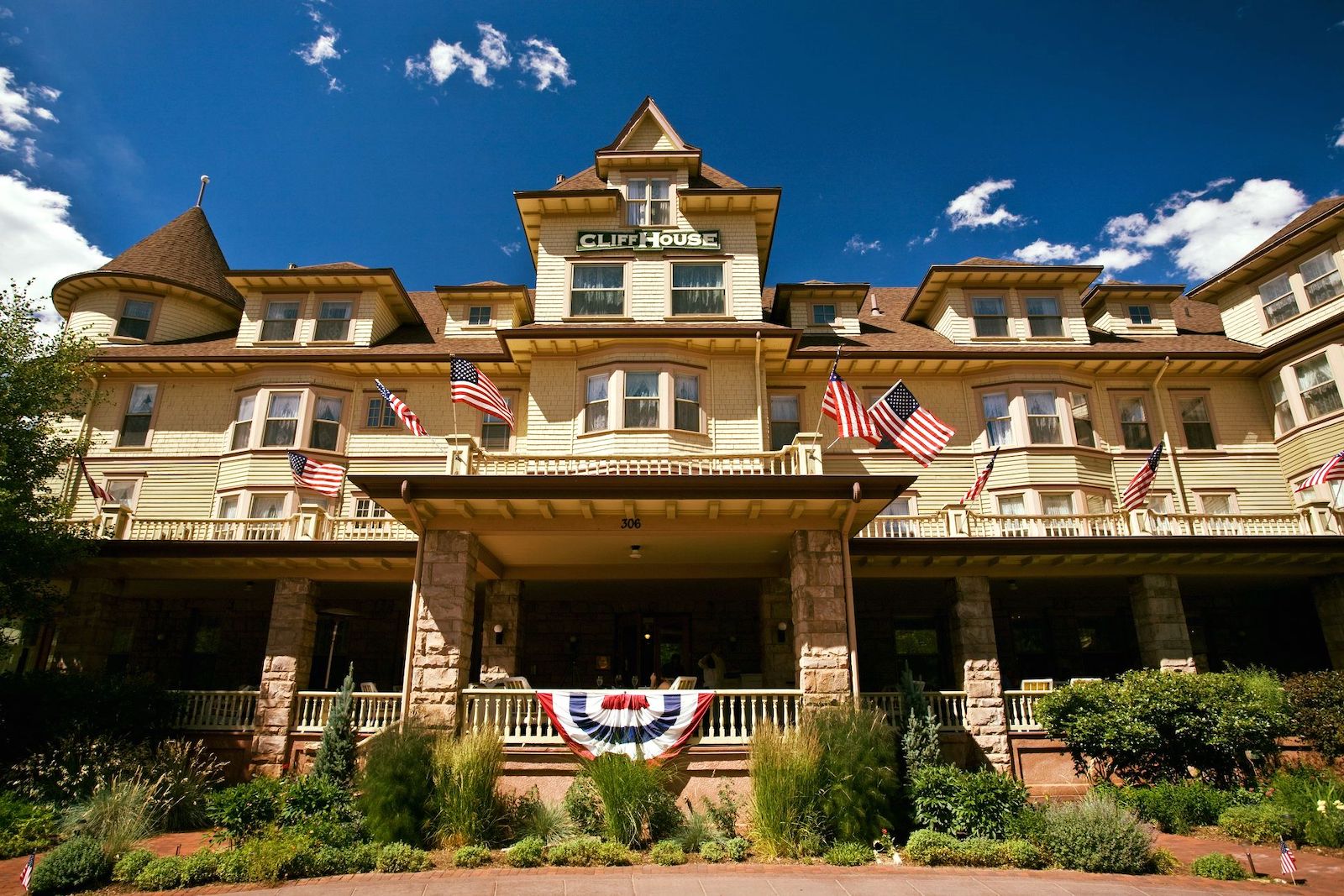 Image of the Cliff House at Pikes Peak in Manitou Springs, Colorado