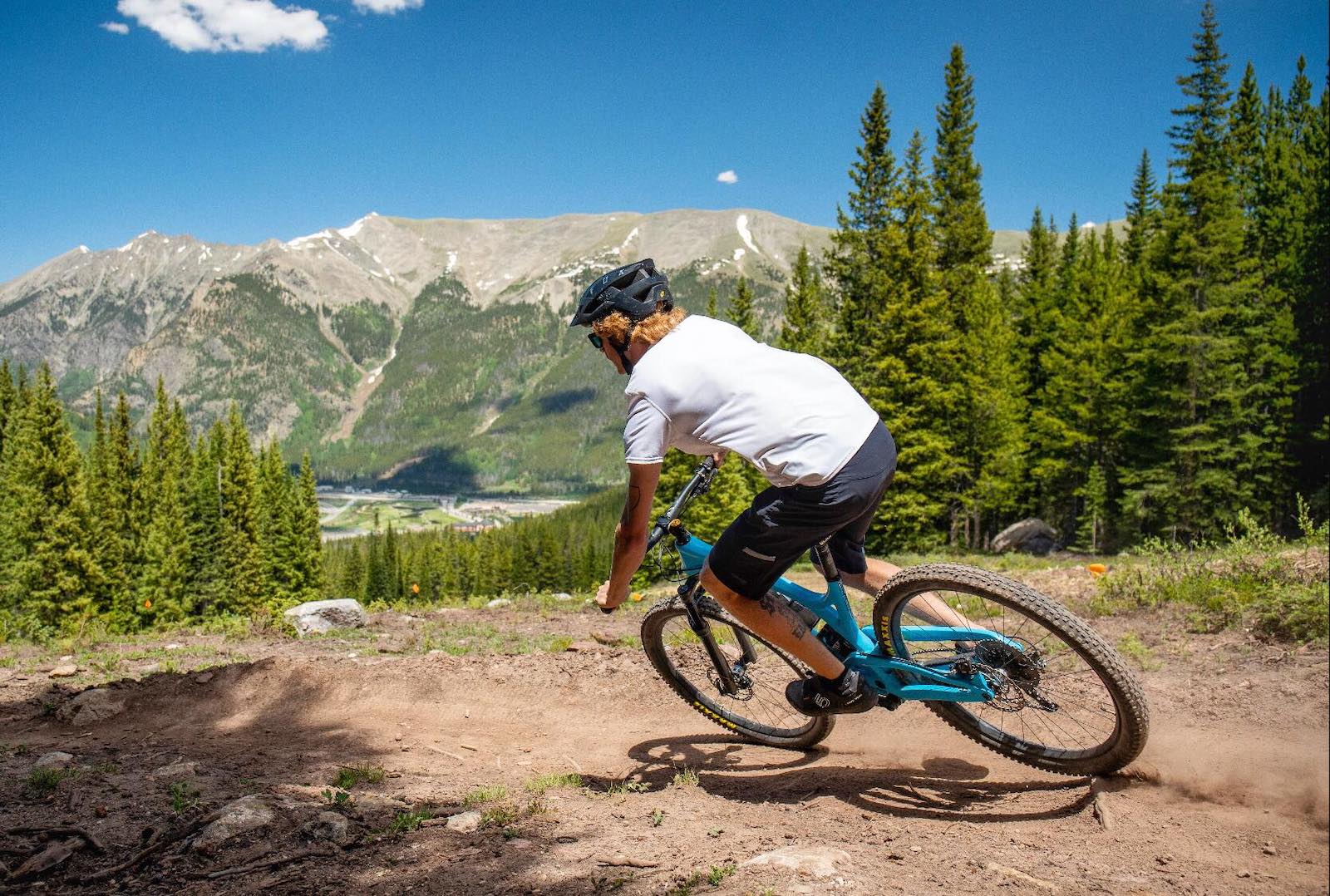 Gambar seseorang bersepeda di Copper Mountain di Colorado