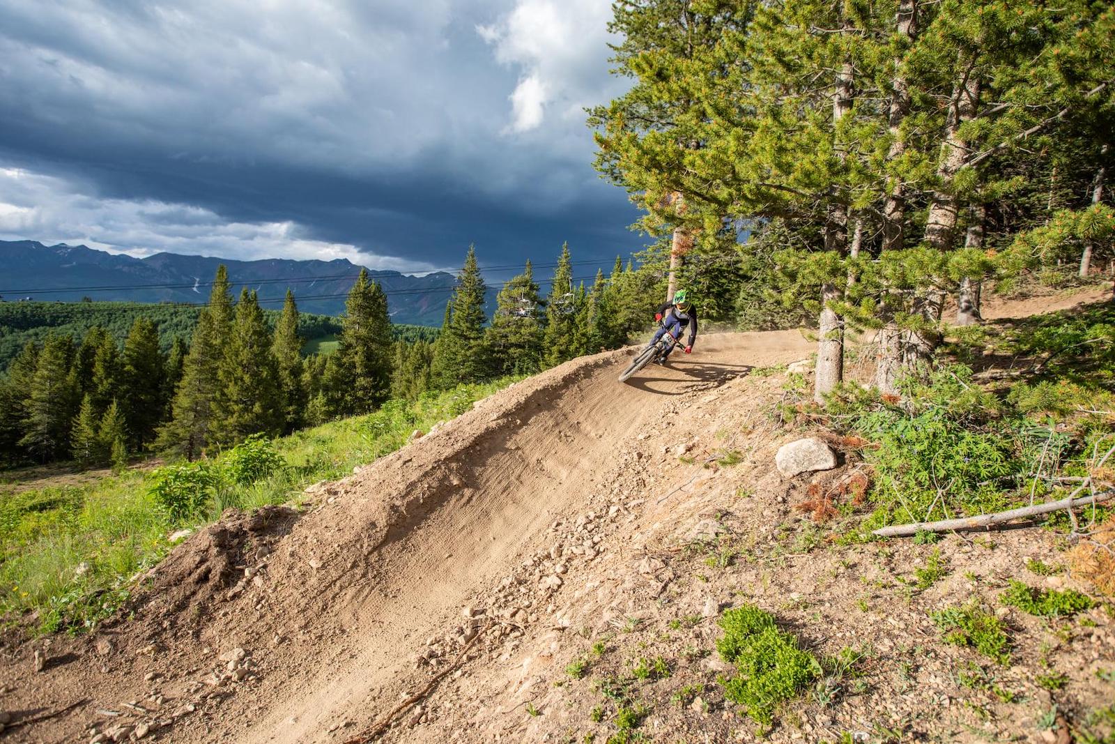 Gambar seseorang bersepeda gunung di Resor Ski Crested Butte di Colorado