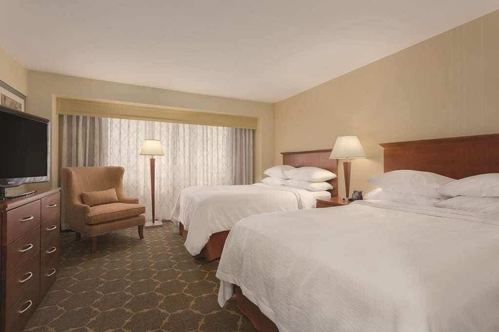 a guest room at the embassy suites in centennial