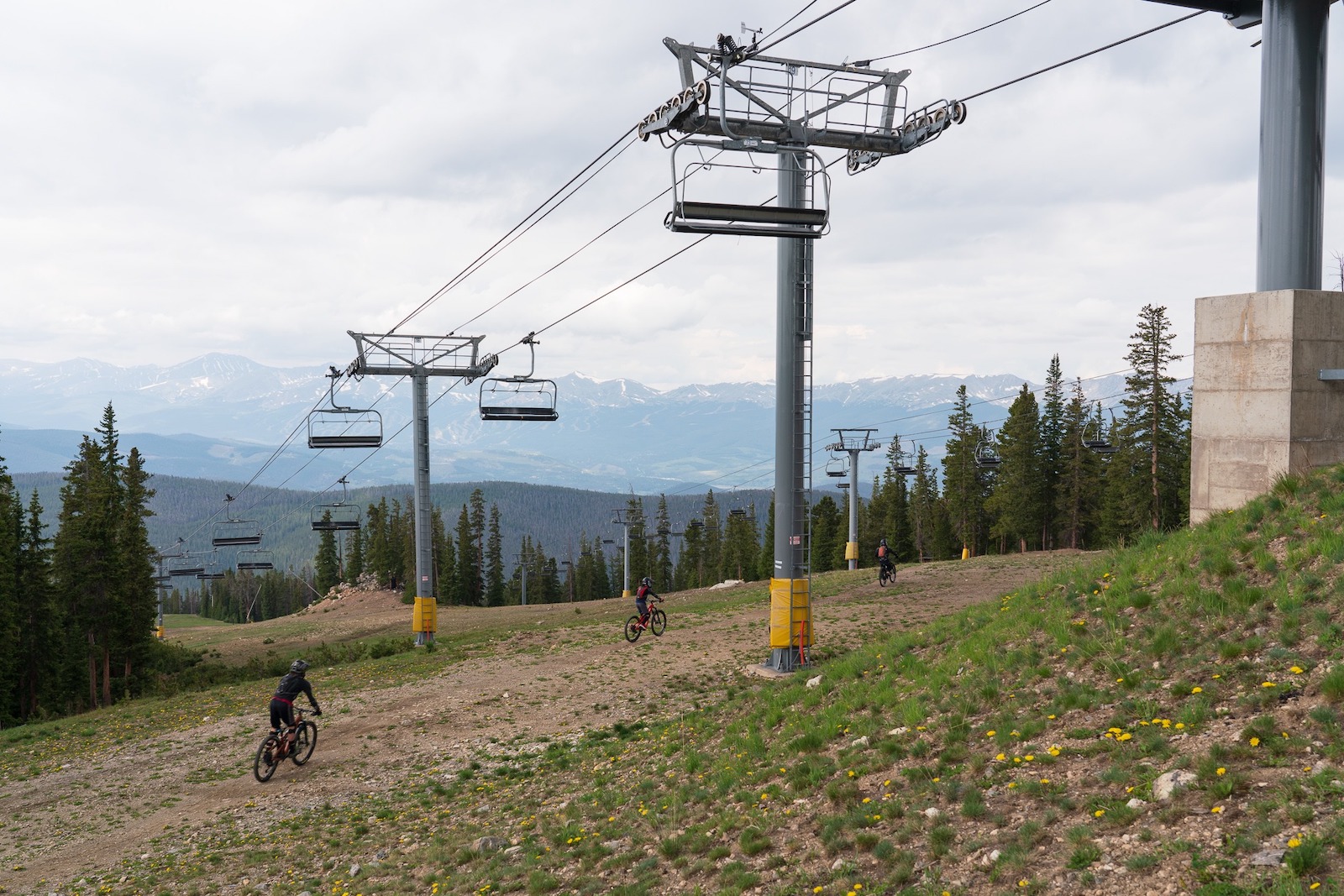 Gambar orang bersepeda gunung di Keystone Resort di Colorado