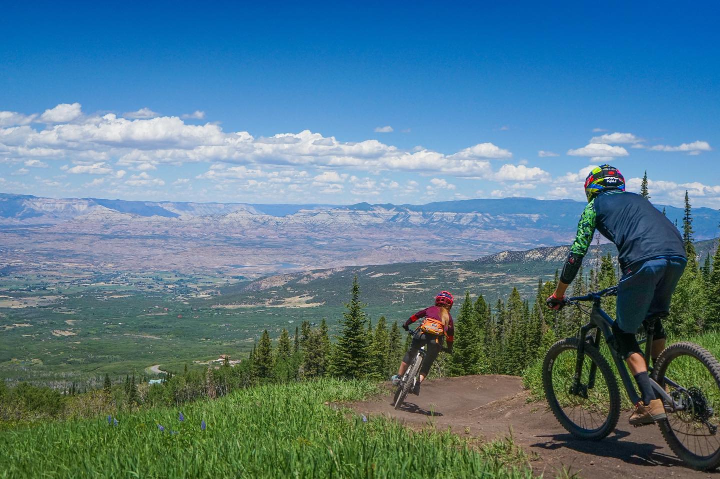 Gambar orang bersepeda gunung di Powderhorn Ski Resort di Colorado