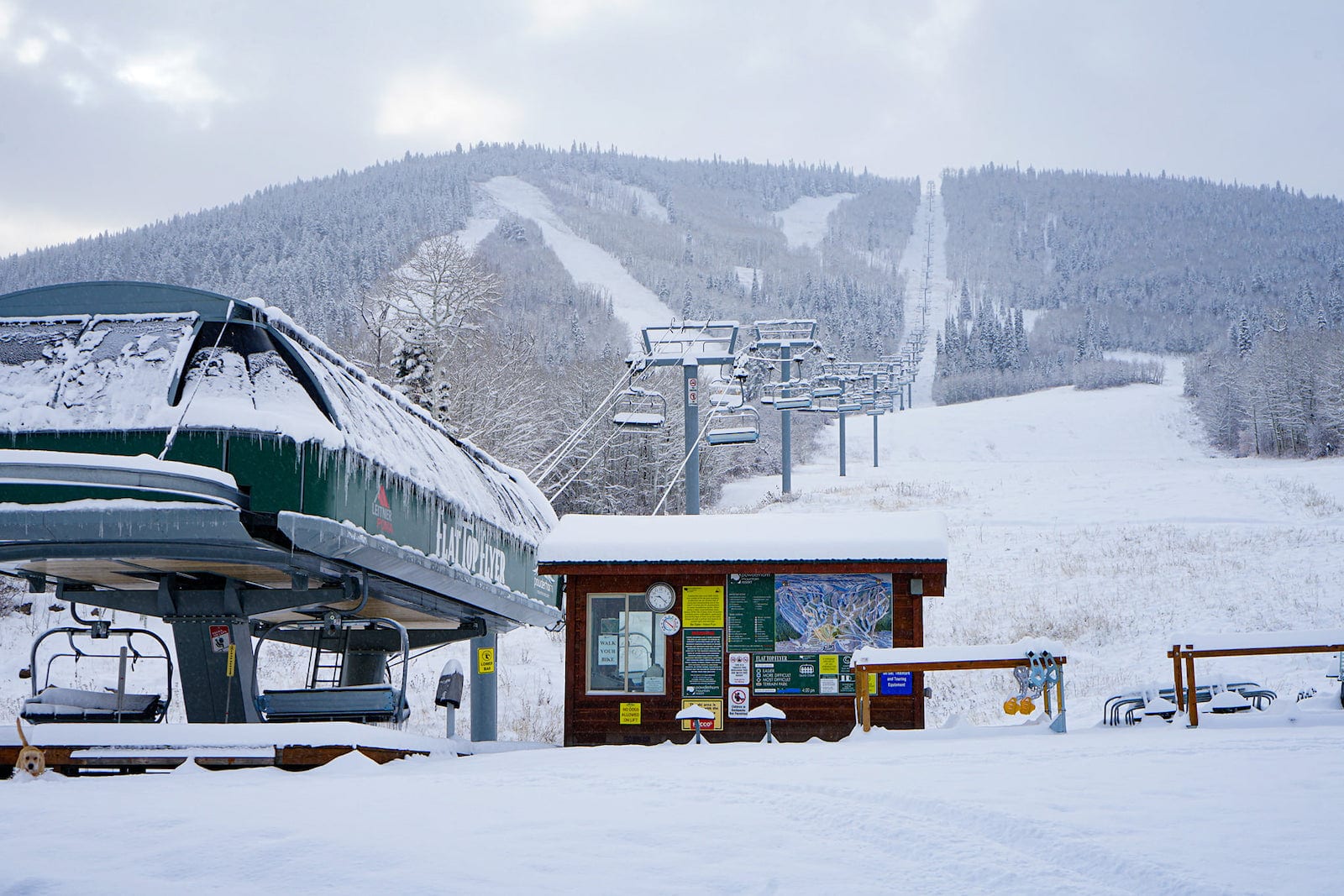 Image of the Flat Top Flyer chairlift at Powderhorn Resort in Mesa, Colorado