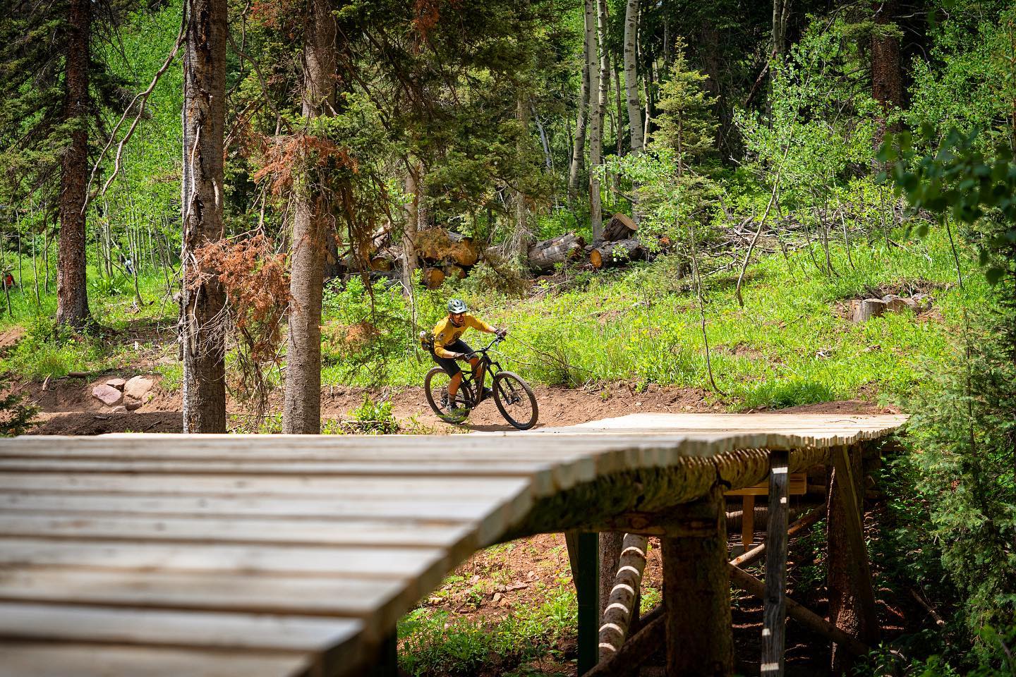 Gambar seseorang bersepeda gunung di Purgatory Bike Park di Colorado